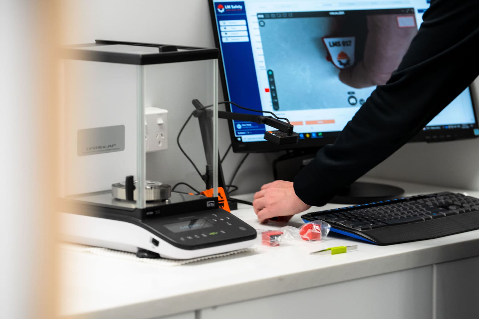 Analytical balance display during sample analysis