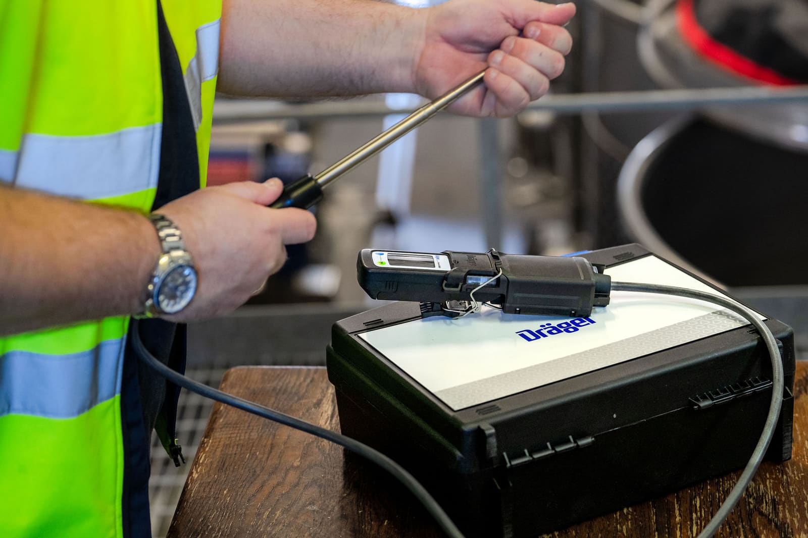 Direct-reading detector assessing airborne contaminant levels in the field